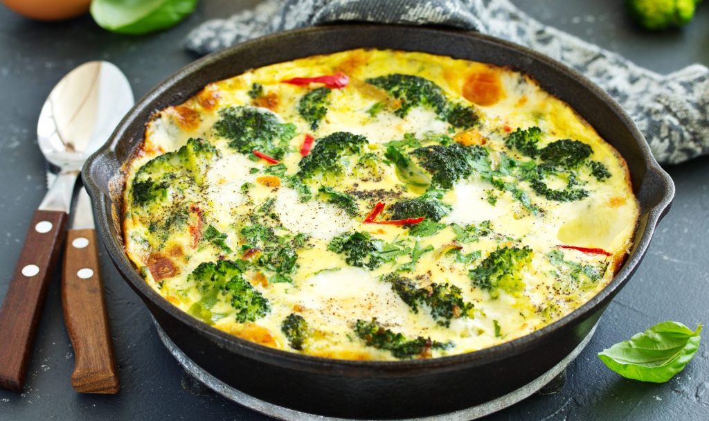 Soe hommikusöök 15 minutiga? Frittata kana ja köögiviljadega on lihtne ja maitsev