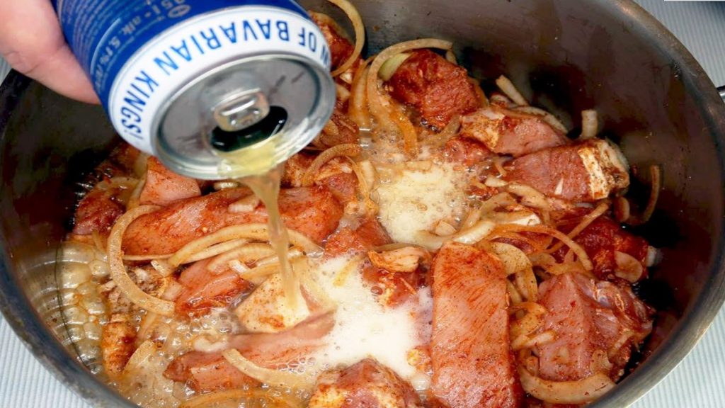 Õllemarinaad sealiha kebabi jaoks: külalised haaravad kiiresti varrega ja lakkuvad sõrmi.