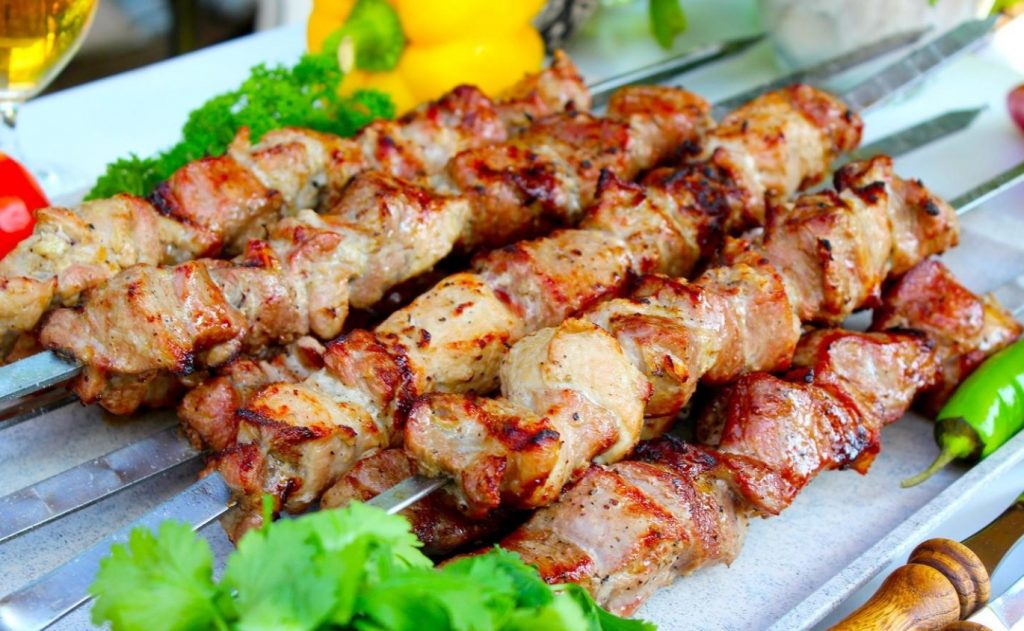 Õllemarinaad sealiha kebabi jaoks: külalised haaravad kiiresti varrega ja lakkuvad sõrmi.