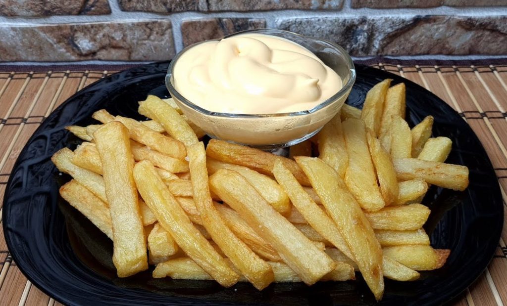 Sobib suurepäraselt grillitud roogade juurde. Retsept friikartulite jaoks koos puistetega