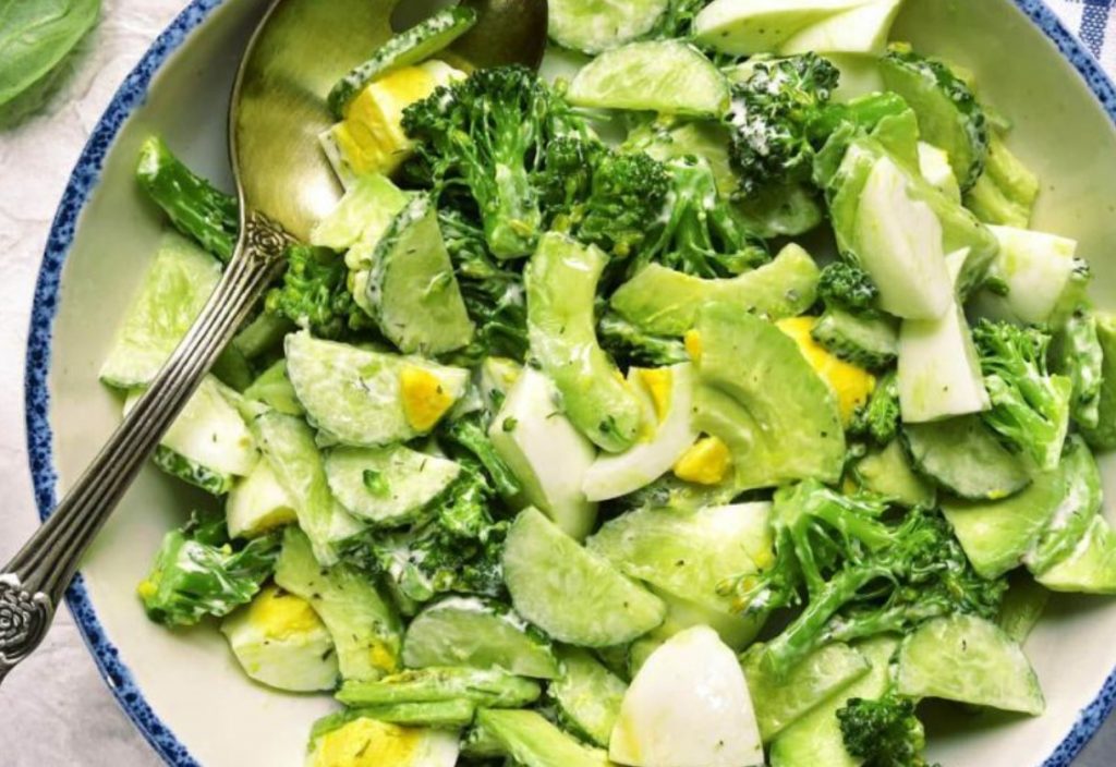 Roheline salat 3 koostisosast, mis on täis maitset ja tervist. Valmistada minutiga