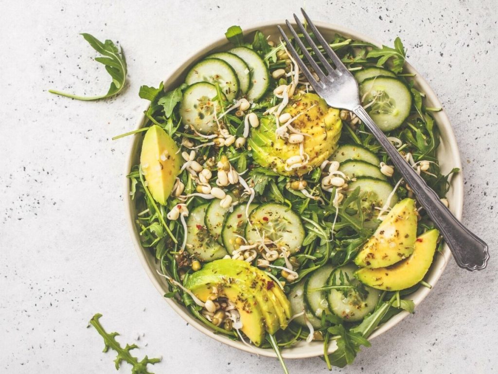 Roheline salat 3 koostisosast, mis on täis maitset ja tervist. Valmistada minutiga
