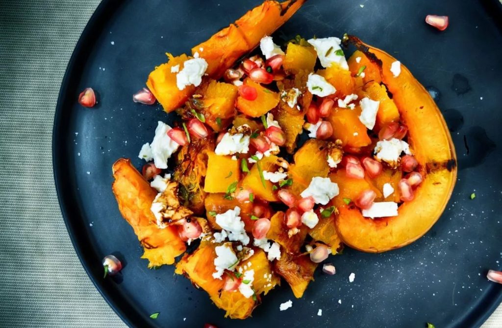 Grillitud taimetoidu eelroog rõõmustab oma maitsega. Grillitud suvikõrvits burrata ja pekaanipähklitega on hitt.