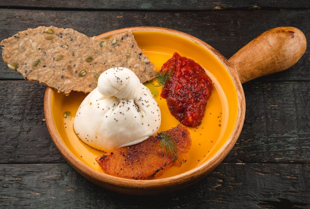 Grillitud taimetoidu eelroog rõõmustab oma maitsega. Grillitud suvikõrvits burrata ja pekaanipähklitega on hitt.