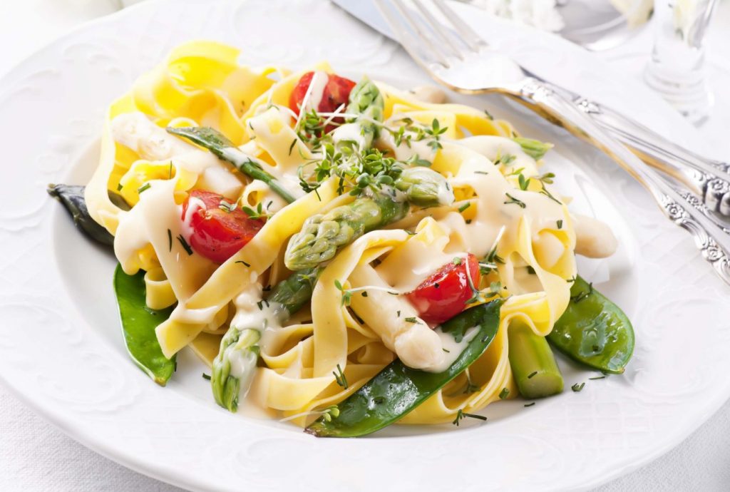 Ahjus küpsetatud spargel fettuccine'i ja maitsetaimesalatiga: Bea Kaemena retsept.