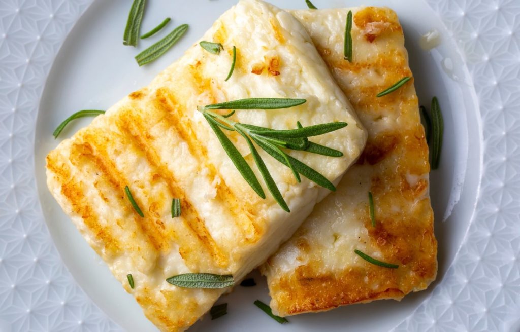 Maitsev, taimetoitlane ja täidlane. Halloumi hautis on järeleproovitud õhtusöögi idee.