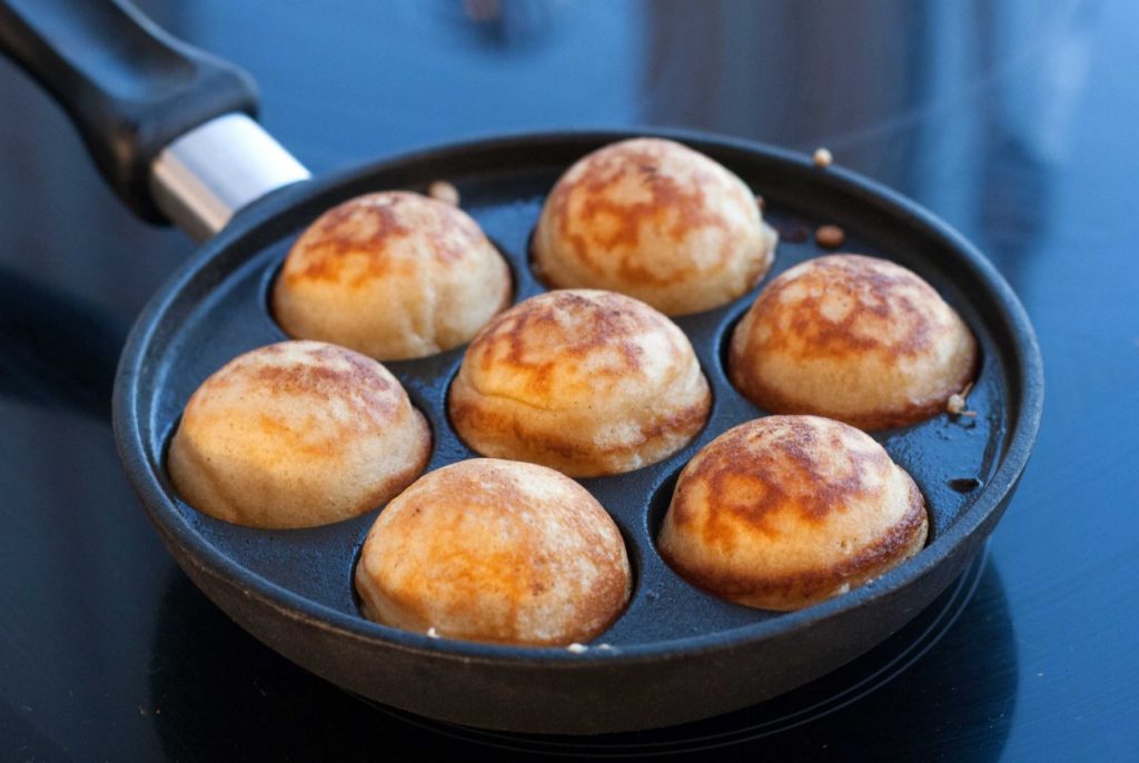Aebleskiver (Taani pannkoogipallid): SpruceEats retsept