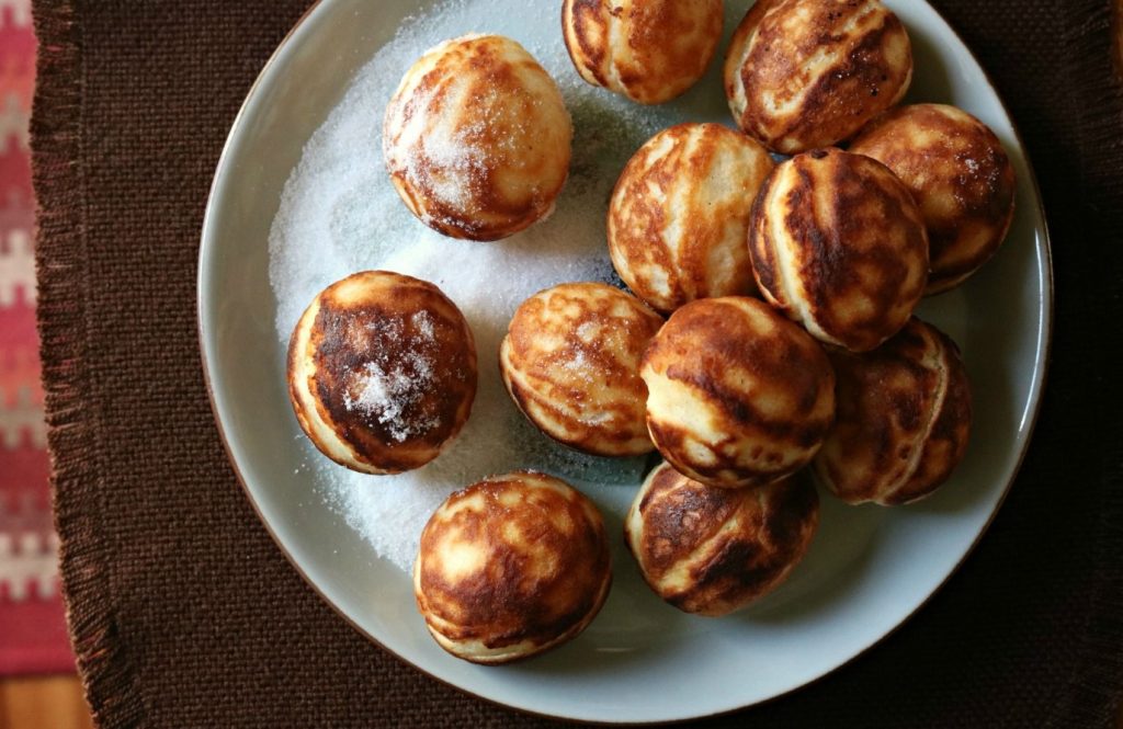 Aebleskiver (Taani pannkoogipallid): SpruceEats retsept