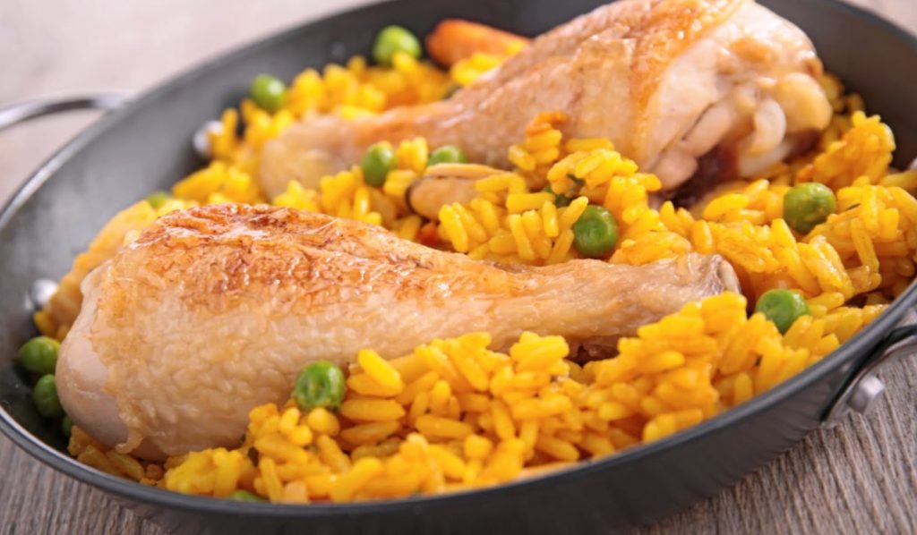Soojendav klassika lõunast: arroz con pollo – maitsev kana ja riis