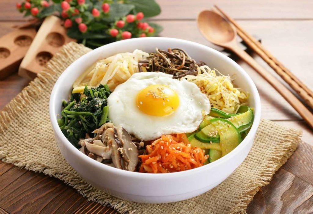 Peal praetud muna ja serveeritud kuuma jasmiini riisi peal: tõeline korea bibimbap