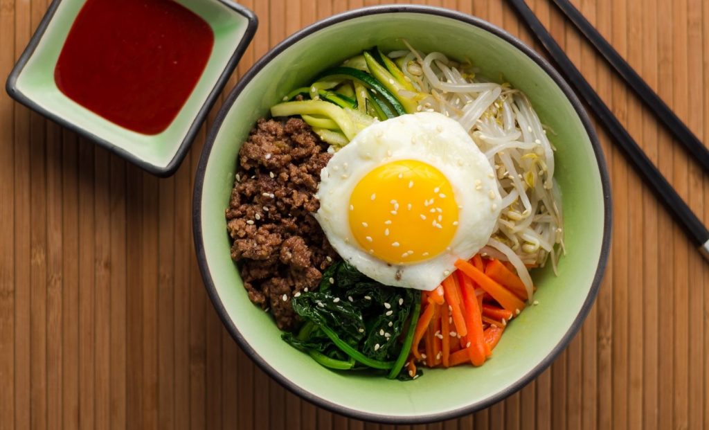 Peal praetud muna ja serveeritud kuuma jasmiini riisi peal: tõeline korea bibimbap