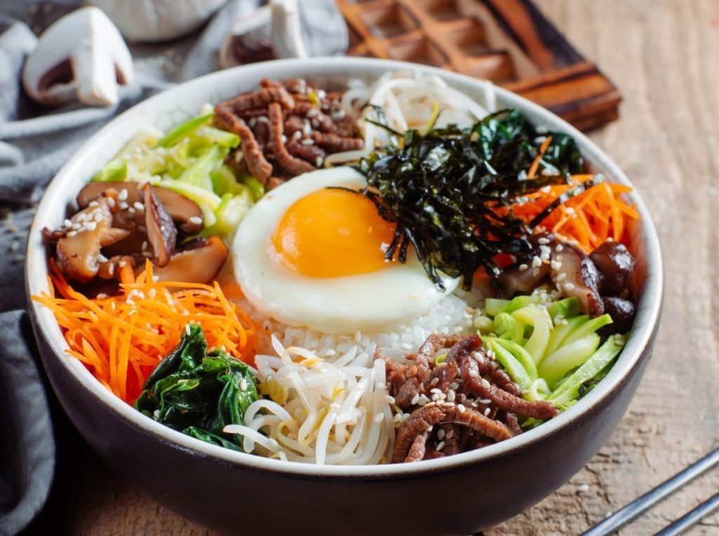 Peal praetud muna ja serveeritud kuuma jasmiini riisi peal: tõeline korea bibimbap