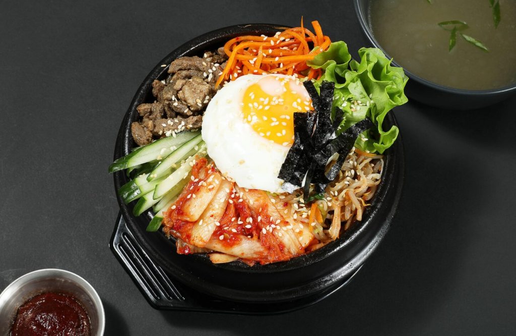 Peal praetud muna ja serveeritud kuuma jasmiini riisi peal: tõeline korea bibimbap