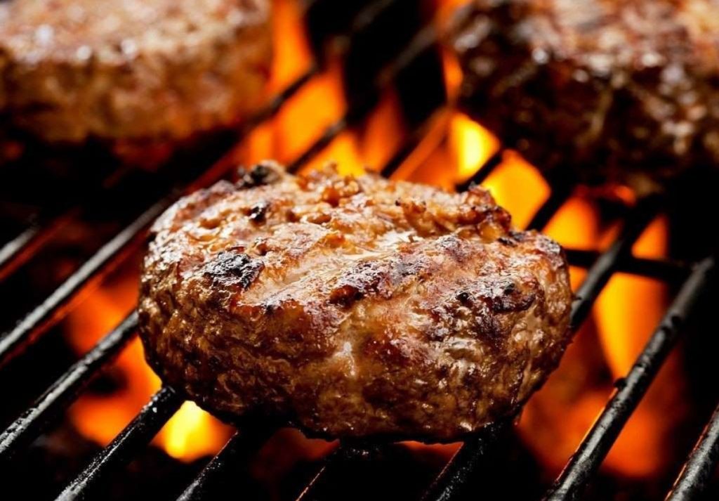 Grillikauden kuumin vinkki: Laita hampurilaispihvin päälle jääpala