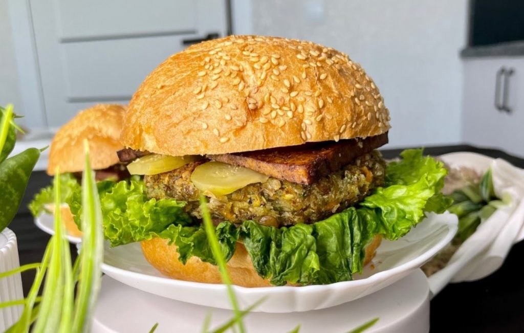 Burgerid maisileibade ja läätsetega kotletitega hapu-magusa kastmega