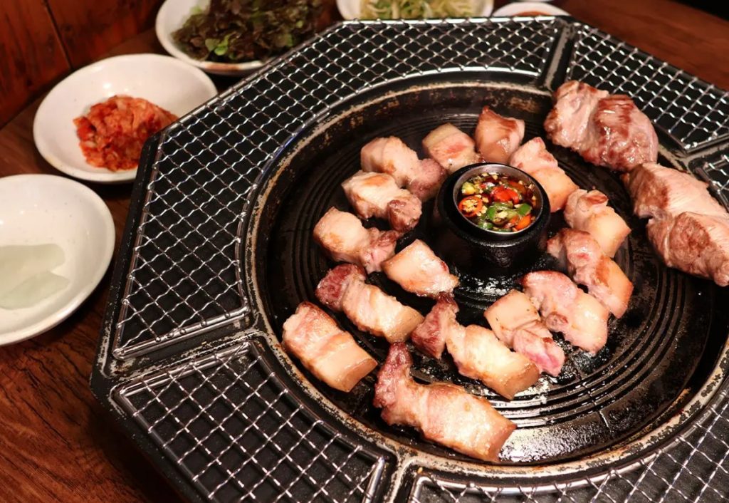 Korea BBQ ja banchan: maitsev valik väikeseid lisandeid