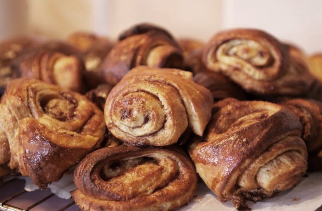 Soome kaneelikoogid (Korvapuusti): SpruceEats retsept