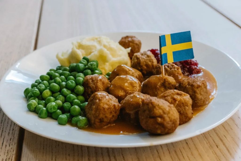 Aeglaselt küpsetatud rootsi lihapallid hapukoorekastmega (Köttbullar)