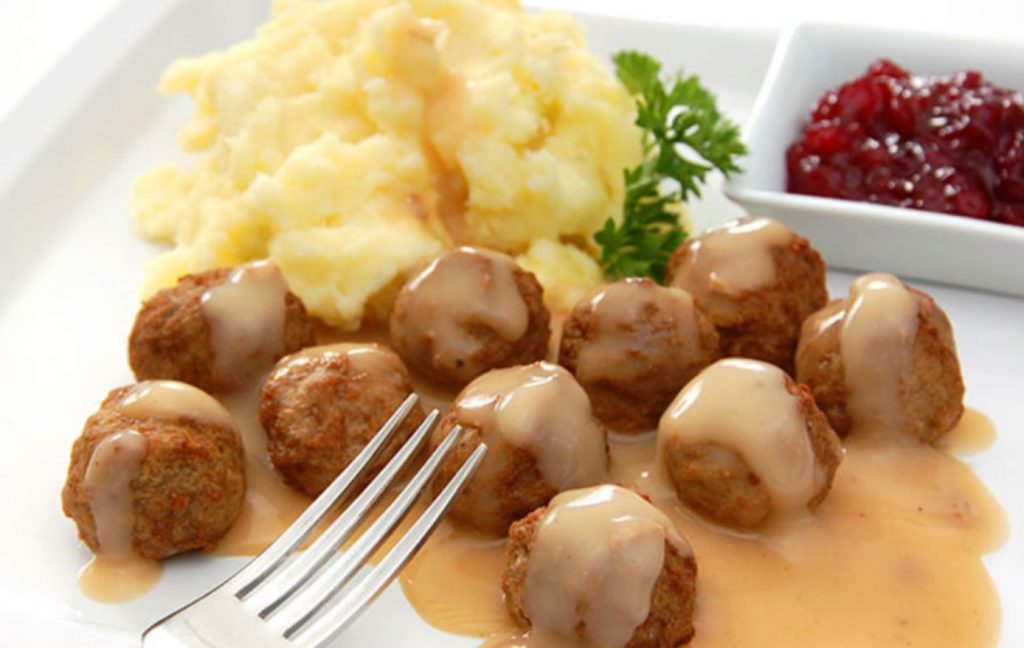 Aeglaselt küpsetatud rootsi lihapallid hapukoorekastmega (Köttbullar)