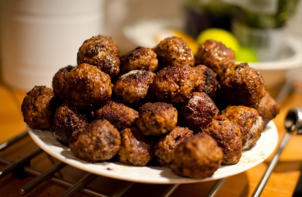 Aeglaselt küpsetatud rootsi lihapallid hapukoorekastmega (Köttbullar)