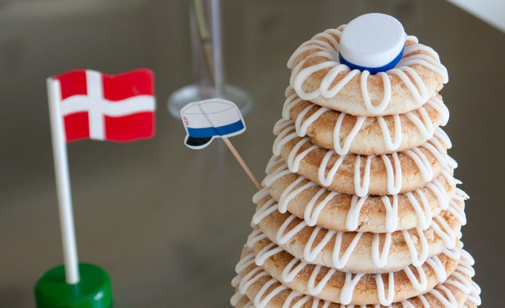 Kransekake Norra kooki retsept: SpruceEats