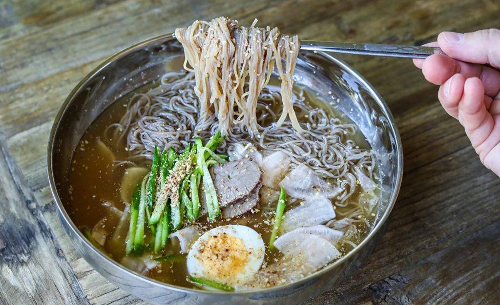 Külmad nuudlid (Naengmyeon)