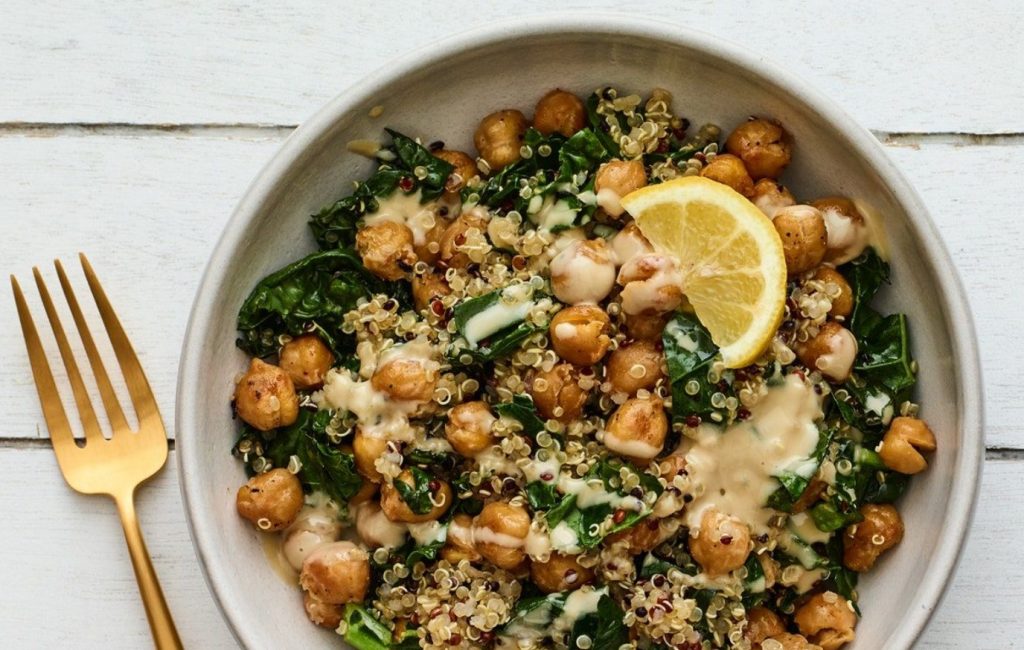 Quinoa Bowl: Taani retsept kanafrikadellidega
