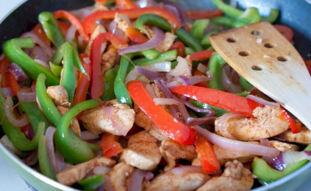 Jamie uus retsept: suitsune kana fajitas marineeritud kapsaga