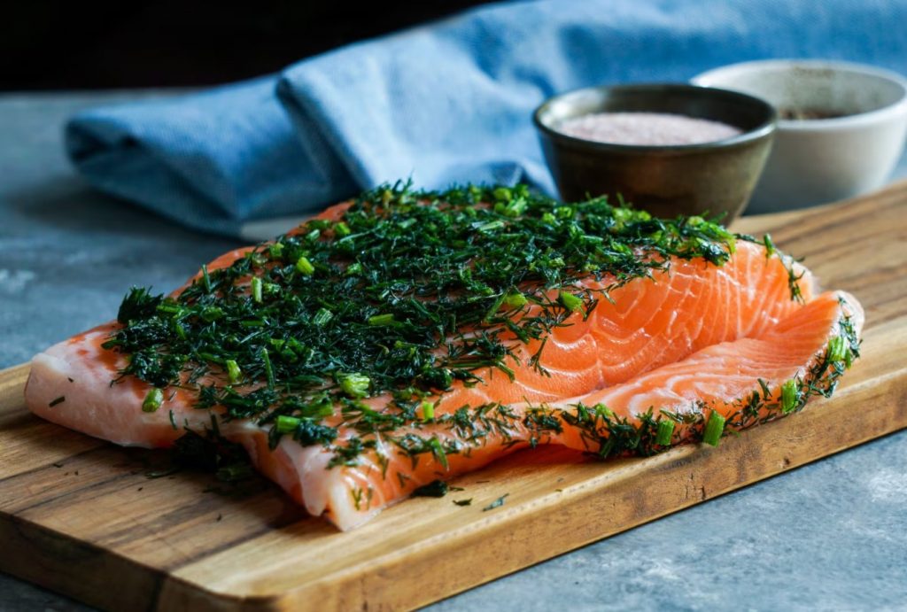 Soola ja suhkruga marineeritud lõhe gravlax eelroog