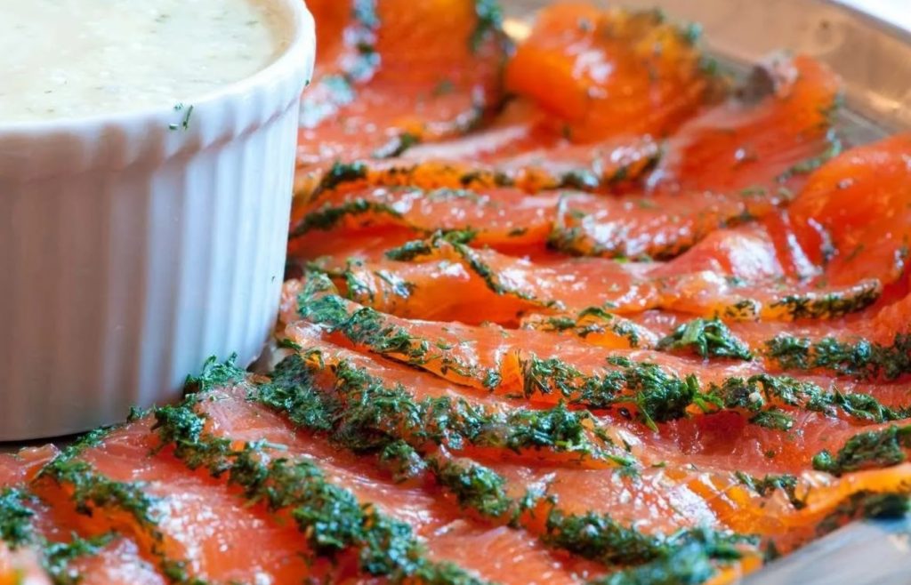 Soola ja suhkruga marineeritud lõhe gravlax eelroog