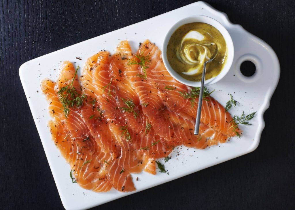 Soola ja suhkruga marineeritud lõhe gravlax eelroog