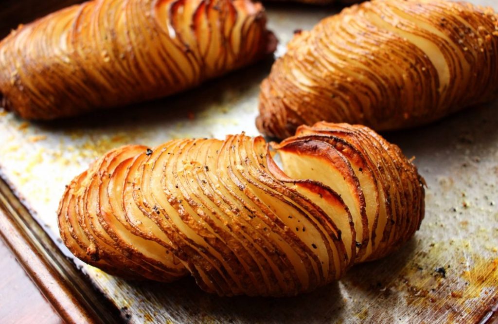 Hasselback kartulid on tõestuseks, et küpsetatud kartulid võivad olla armsad