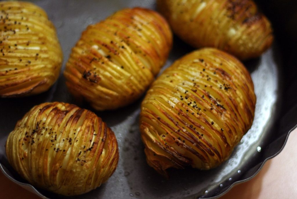 Hasselback kartulid on tõestuseks, et küpsetatud kartulid võivad olla armsad
