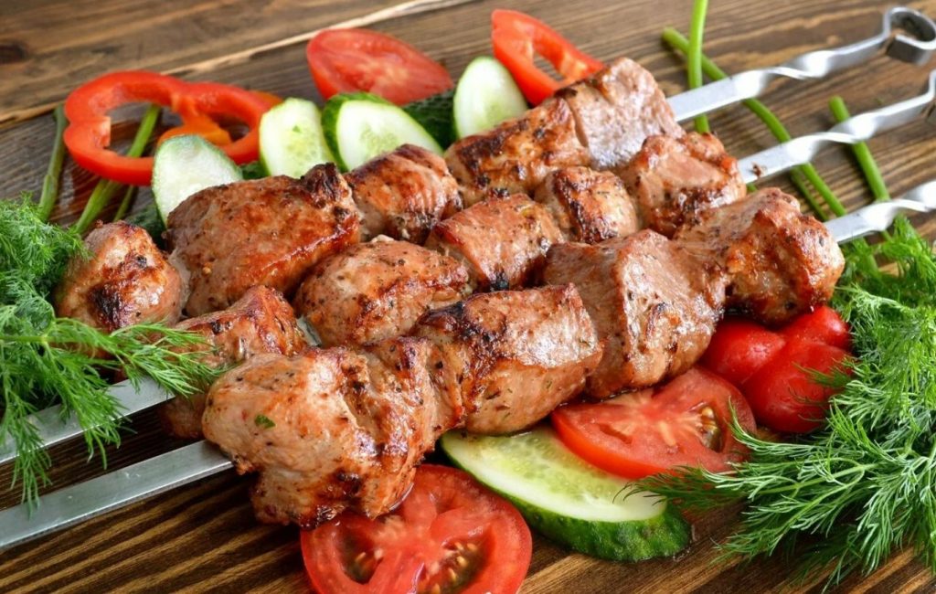 Mahlakad grillitud või ahjus küpsetatud kaelakarbonaadi šašlõkkid. Saladus peitub hullumeelses marinaadis