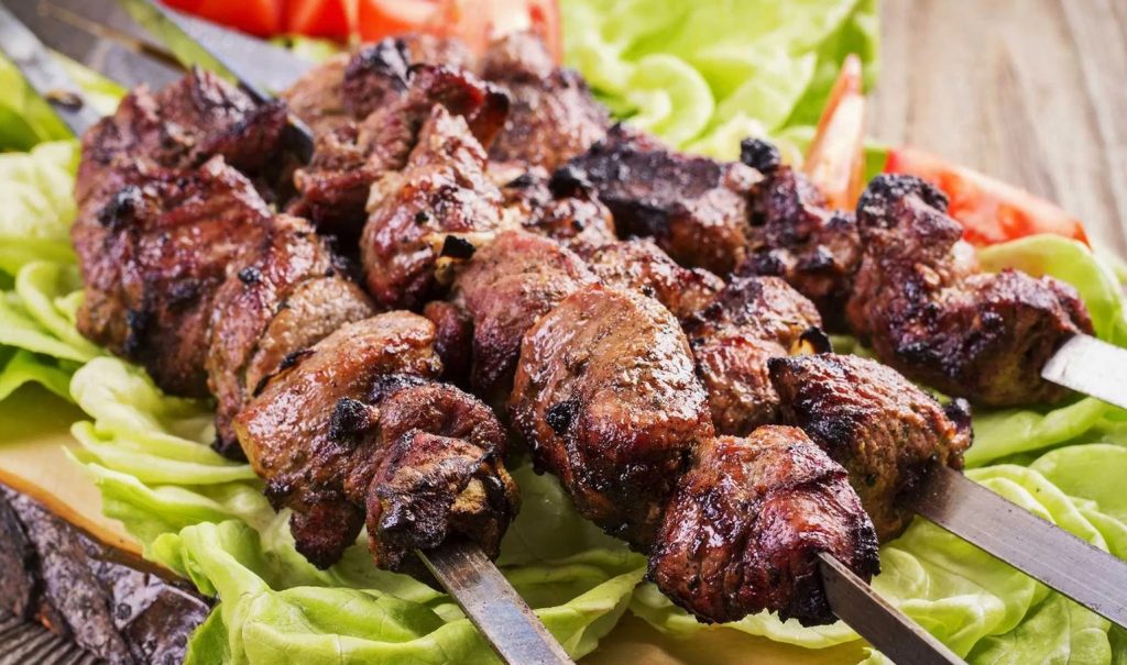 Mahlakad grillitud või ahjus küpsetatud kaelakarbonaadi šašlõkkid. Saladus peitub hullumeelses marinaadis