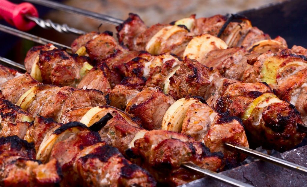 Mahlakad grillitud või ahjus küpsetatud kaelakarbonaadi šašlõkkid. Saladus peitub hullumeelses marinaadis