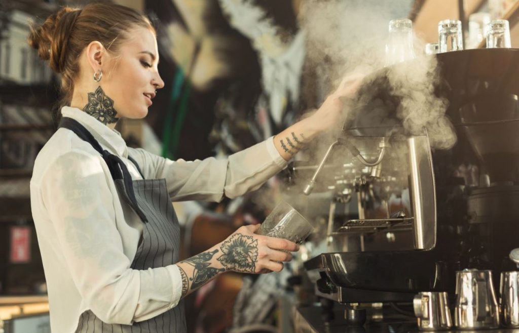 Mida lisada kohvile, et saada karamelline maitse: nii teevad kõik Soome baristad