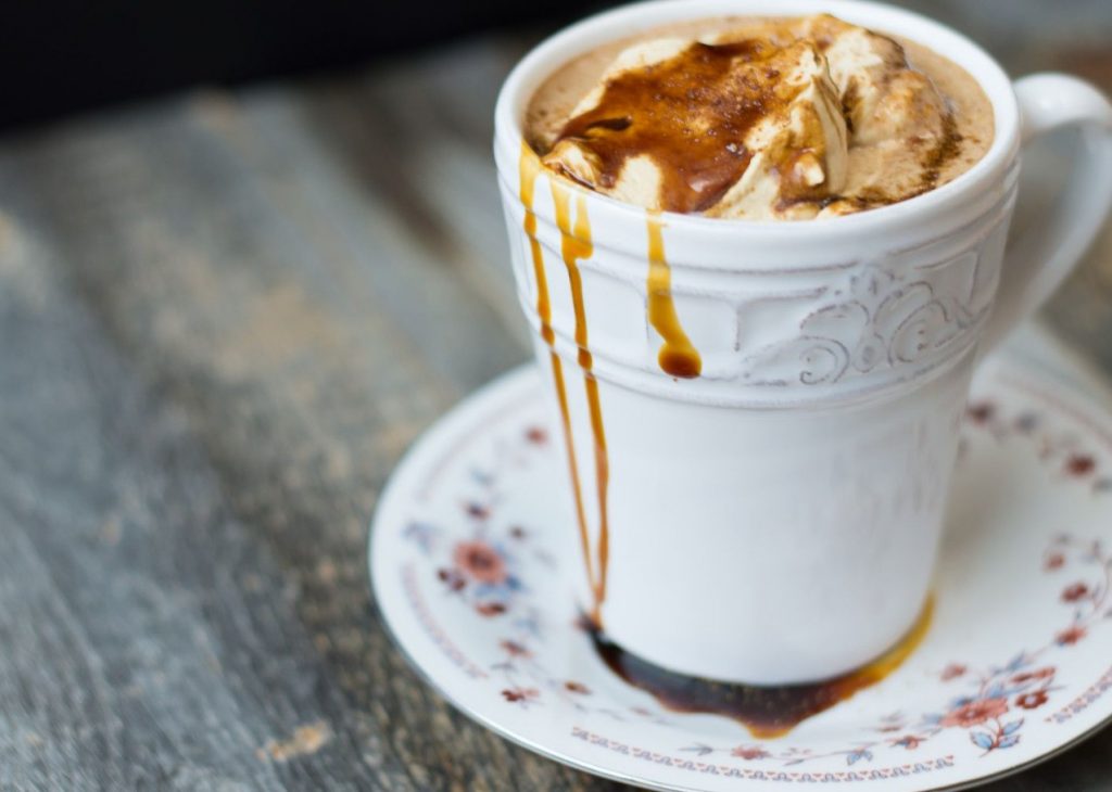 Mida lisada kohvile, et saada karamelline maitse: nii teevad kõik Soome baristad