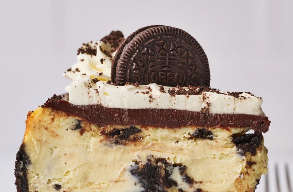 Šokolaadist lõpetaja Oreo kook. Magus magustoit, mida saate teha mais