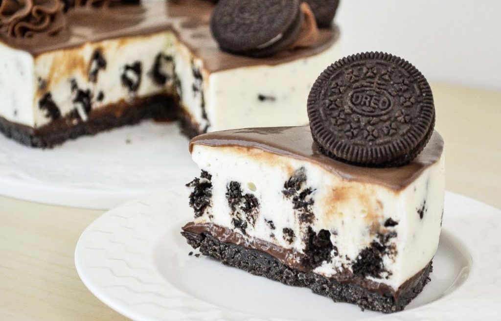 Šokolaadist lõpetaja Oreo kook. Magus magustoit, mida saate teha mais