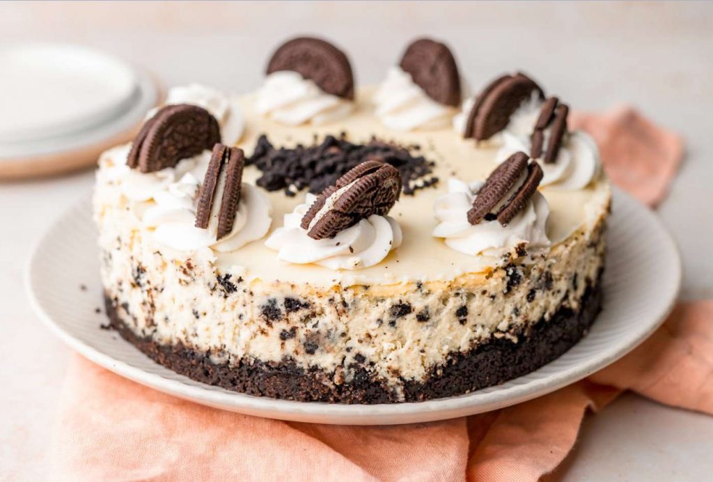 Šokolaadist lõpetaja Oreo kook. Magus magustoit, mida saate teha mais
