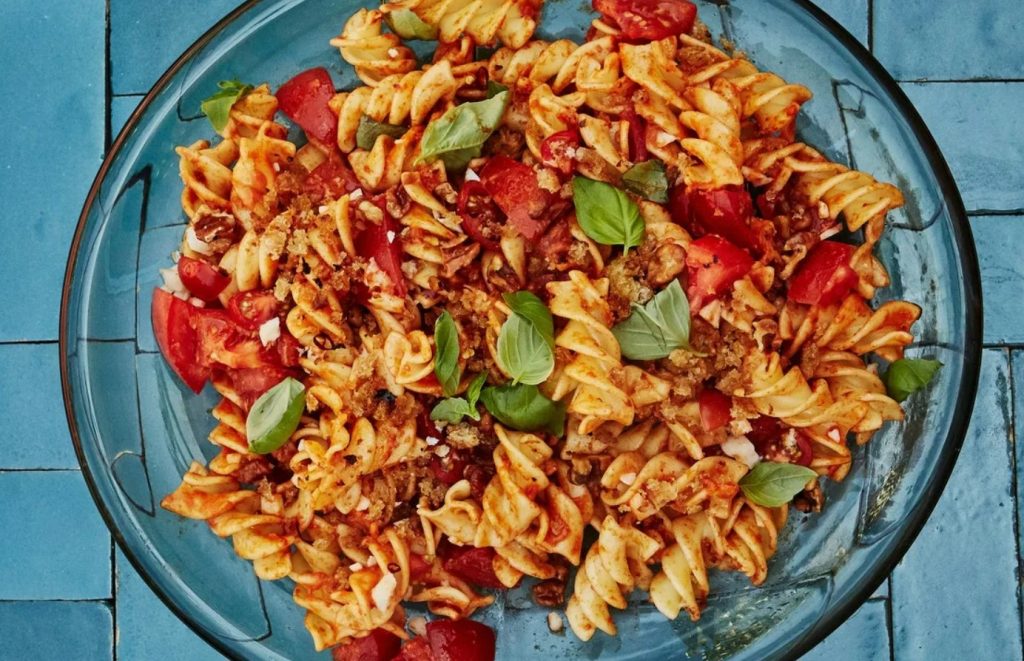 Tänu Hispaania röstitud punase paprika kastmele on see kreemjas romesco pasta