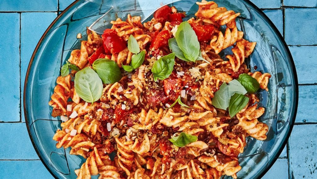 Tänu Hispaania röstitud punase paprika kastmele on see kreemjas romesco pasta