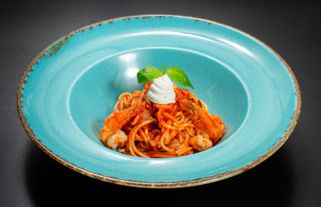 Tänu Hispaania röstitud punase paprika kastmele on see kreemjas romesco pasta