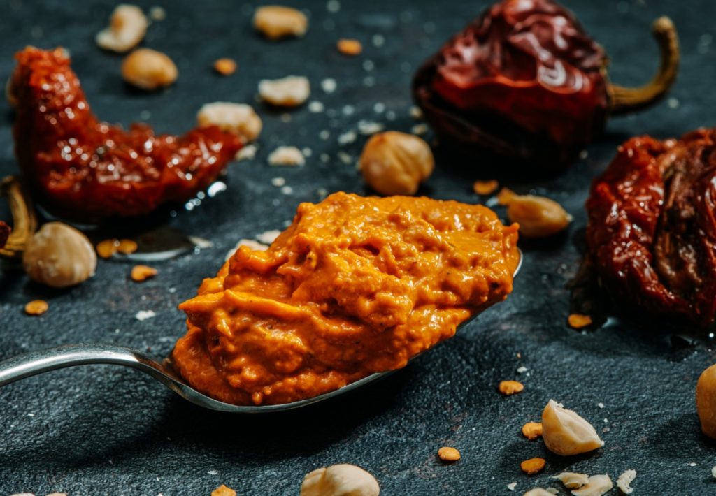 Tänu Hispaania röstitud punase paprika kastmele on see kreemjas romesco pasta