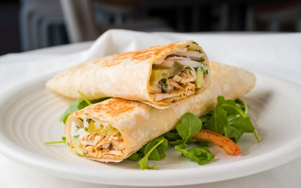 Jamie Oliveri kana shawarma: tahini kastme, jogurti ja marineeritud kurkidega