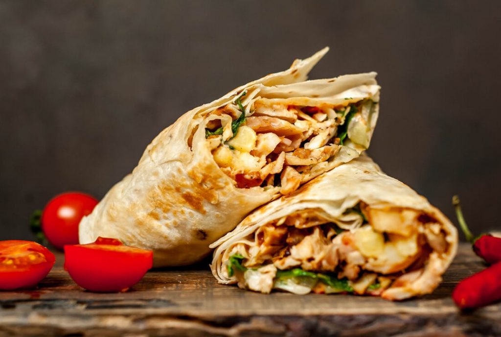 Jamie Oliveri kana shawarma: tahini kastme, jogurti ja marineeritud kurkidega