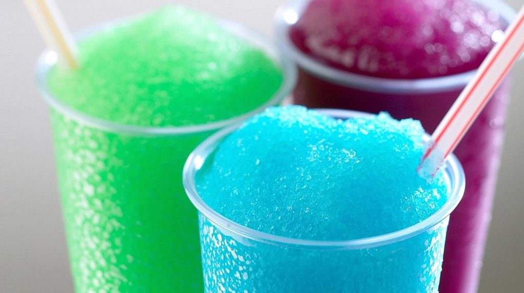 Lapsed armastavad slushiesid, kuid internetis räägitakse, et sellised joogid põhjustavad oksendamist, unisust ja mõnikord isegi teadvuse kaotust. Kas see on tõsi?