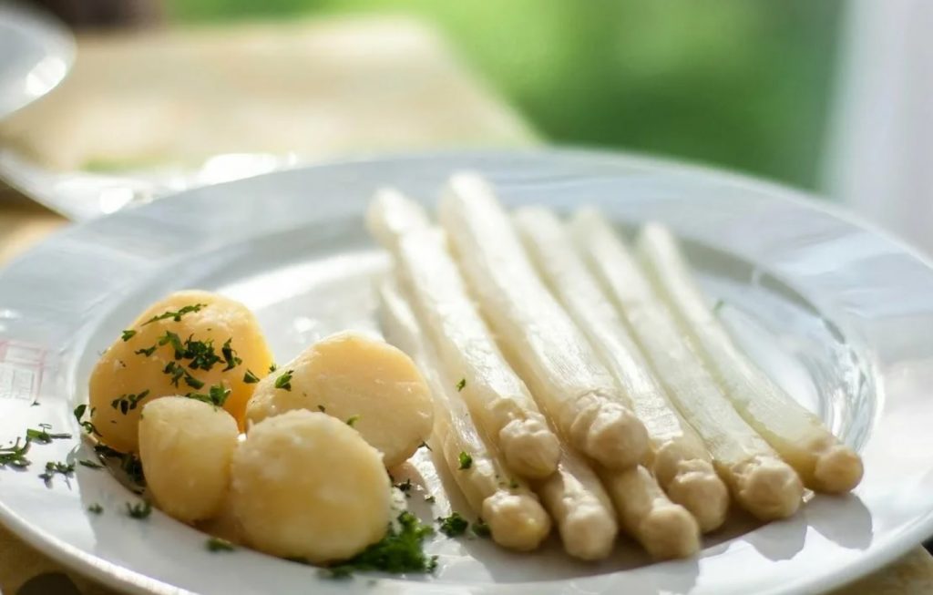 Spargel hooaeg on täies hoos. Nautige seda eesti sparglit, me anname teile paar retsepti
