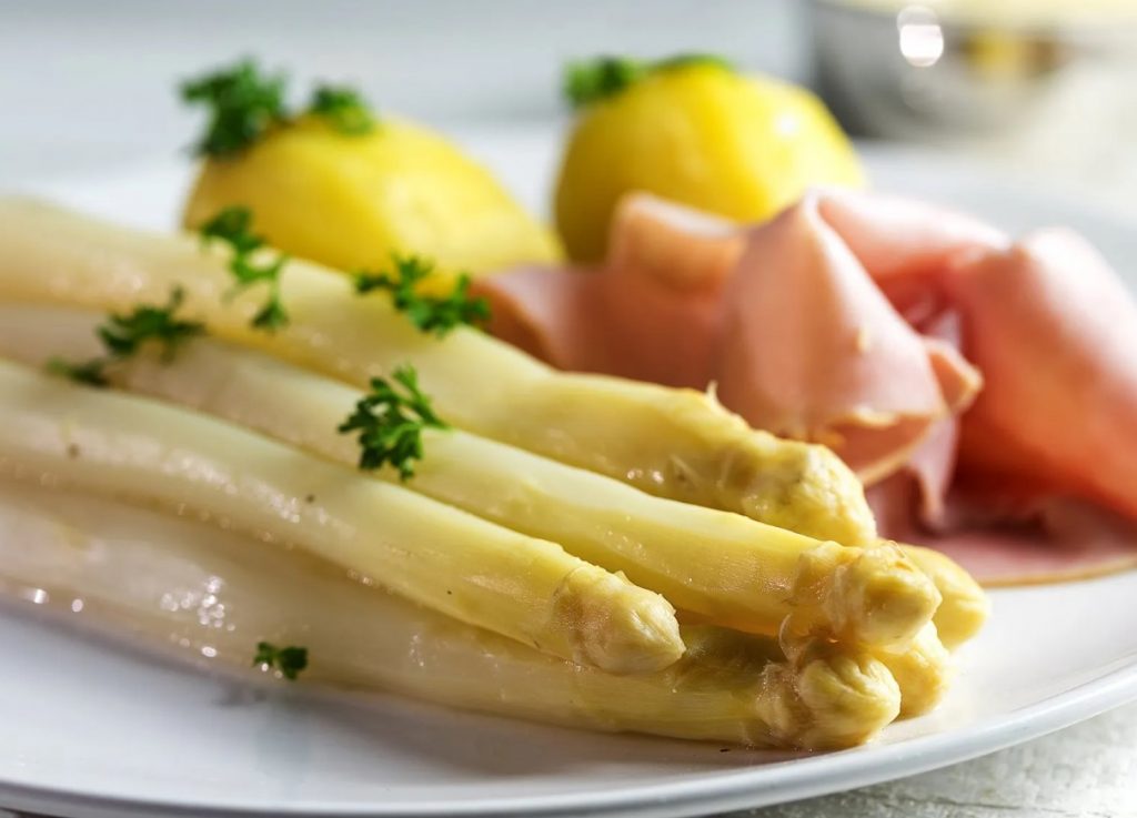 Spargel hooaeg on täies hoos. Nautige seda eesti sparglit, me anname teile paar retsepti